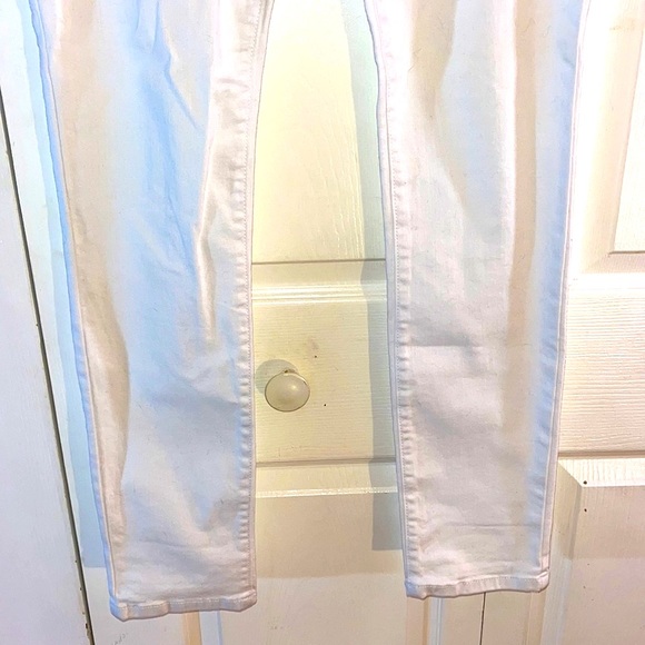 NWOT - INC DENIM, Skinny Leg. Optic White. Size: 6. Beautiful. Never Worn!! - Picture 3 of 9
